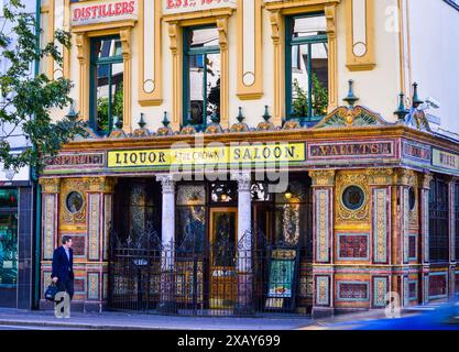 Straßenblick auf die Crown Bar, ein berühmtes Pub in der großartigen Victorial Street Belfast. Oktober 2016, Belfast Nordirland. Stockfoto