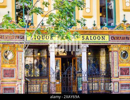 Belfast Crown Bar, 16. Oktober 2016, Nordirland. Straßenblick auf die Crown Bar, ein berühmter Pub an der Great Victorial Street, Belfast. Stockfoto