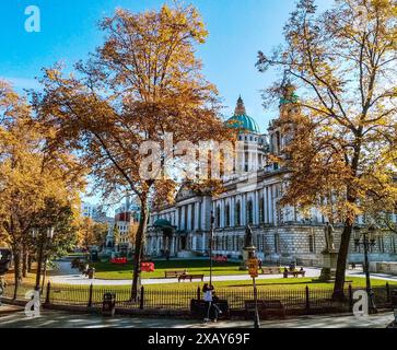 Belfast, Großbritannien, 20. Oktober 2019. Seitenansicht des Rathauses von Belfast an einem schönen sonnigen Tag im Herbst. Stockfoto