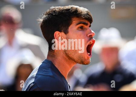 Paris, Frankreich. Juni 2024. CARLOS ALCARAZ aus Spanien feiert einen Punkt beim Men's Singles Final des French Open Tennis Turniers in Roland-Garros. (Kreditbild: © Matthieu Mirville/ZUMA Press Wire) NUR REDAKTIONELLE VERWENDUNG! Nicht für kommerzielle ZWECKE! Quelle: ZUMA Press, Inc./Alamy Live News Stockfoto