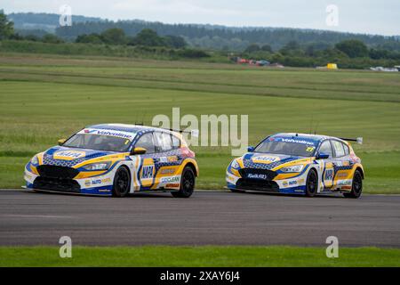 Andover, Vereinigtes Königreich, am 9. Juni 2024. Ash Sutton 1 und Dan Cammish 12 Napa Racing Round 12 während des BTCC auf dem Thruxton Circuit, Andover, Großbritannien am 9. Juni 2024. Foto von Chris Williams. Nur redaktionelle Verwendung, Lizenz für kommerzielle Nutzung erforderlich. Keine Verwendung bei Wetten, Spielen oder Publikationen eines einzelnen Clubs/einer Liga/eines Spielers. Quelle: UK Sports Pics Ltd/Alamy Live News Stockfoto