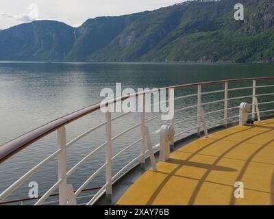 Blick von einem Kreuzfahrtschiff auf ruhiges Wasser und majestätische Berge im Hintergrund, Eidfjord NOR 3 Stockfoto