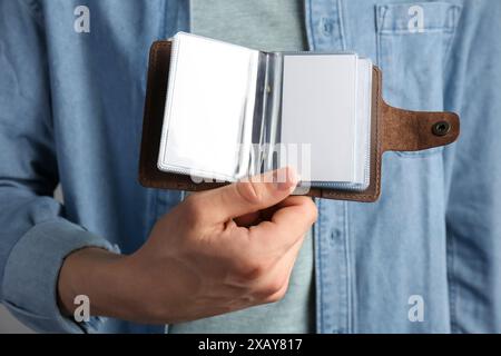 Mann mit ledernem Visitenkartenhalter mit leeren Karten, Großaufnahme Stockfoto