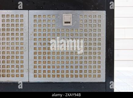 Flecken und Schmutzflecken an der Haube in der Küche, selektiver Fokus Stockfoto