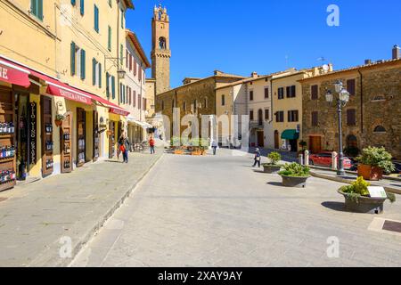 Montalcino, Italien - 26. April 2023: Montalcino in der Toskana am Frühlingstag. Italien Stockfoto