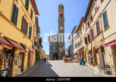 Montalcino, Italien - 26. April 2023: Montalcino in der Toskana am Frühlingstag. Italien Stockfoto