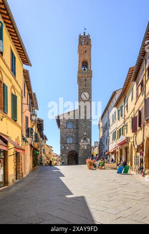 Montalcino, Italien - 26. April 2023: Montalcino in der Toskana am Frühlingstag. Italien Stockfoto