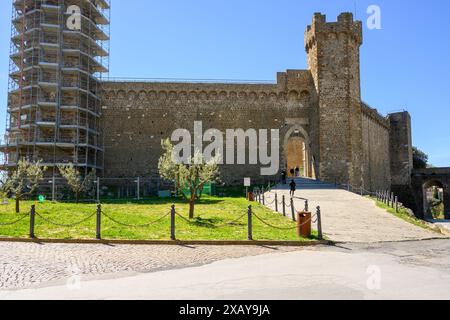 Montalcino, Italien - 26. April 2023: Mittelalterliche Festung von Montalcino in der Toskana, Italien. Europa Stockfoto