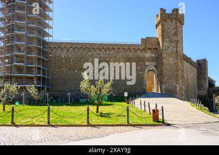 Montalcino, Italien - 26. April 2023: Mittelalterliche Festung von Montalcino in der Toskana, Italien. Europa Stockfoto