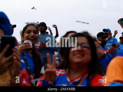 Eisenhower Park, Usa. Juni 2024. Ein Flugzeug umrundet die Tribüne mit einem Banner mit der Aufschrift „Release Imran Khan“ vor dem Spiel Indien gegen Pakistan in der Gruppe A beim ICC Männer T20 World Cup 2024 im Nassau County International Cricket Stadium im Eisenhower Park am Sonntag, den 9. Juni 2024 in New York. Die Gewinner der ICC T20 World Cup 2024 der Männer erhalten den höchsten Betrag in der Geschichte des Turniers. Foto: John Angelillo/UPI Credit: UPI/Alamy Live News Stockfoto