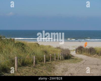 Sandweg führt zum Strand, Dünen mit grünen Pflanzen, ruhige Atmosphäre, Juist, ostfriesland, deutschland Stockfoto