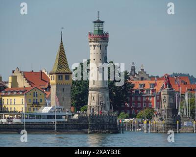 Leuchtturm und historische Gebäude am Seeufer in einer Stadt, Lindau, Bodensee, Deutschland Stockfoto