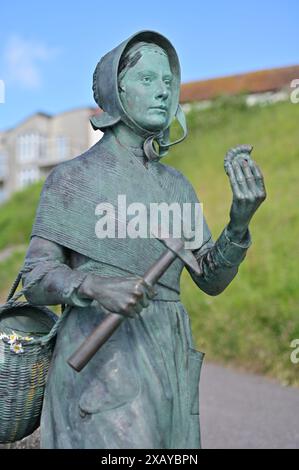 Devon, Großbritannien. Juni 2024. Mary Anning Rocks Statue wird als Touristenattraktion in Lyme Regis East Devon gesehen. Pionierarbeit für den Fossilienjäger des 19. Jahrhunderts. Bildnachweis: Robert Timoney/Alamy Live News Stockfoto