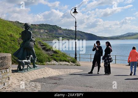 Devon, Großbritannien. Juni 2024. Mary Anning Rocks Statue wird als Touristenattraktion in Lyme Regis East Devon gesehen. Pionierarbeit für den Fossilienjäger des 19. Jahrhunderts. Bildnachweis: Robert Timoney/Alamy Live News Stockfoto