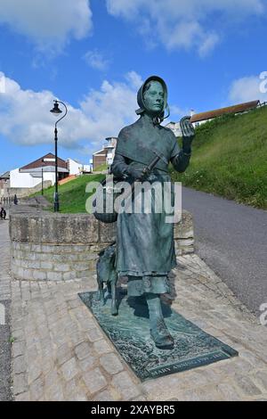 Devon, Großbritannien. Juni 2024. Mary Anning Rocks Statue wird als Touristenattraktion in Lyme Regis East Devon gesehen. Pionierarbeit für den Fossilienjäger des 19. Jahrhunderts. Bildnachweis: Robert Timoney/Alamy Live News Stockfoto