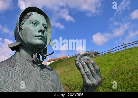 Devon, Großbritannien. Juni 2024. Mary Anning Rocks Statue wird als Touristenattraktion in Lyme Regis East Devon gesehen. Pionierarbeit für den Fossilienjäger des 19. Jahrhunderts. Bildnachweis: Robert Timoney/Alamy Live News Stockfoto