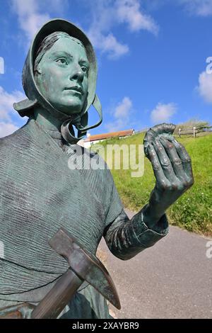 Devon, Großbritannien. Juni 2024. Mary Anning Rocks Statue wird als Touristenattraktion in Lyme Regis East Devon gesehen. Pionierarbeit für den Fossilienjäger des 19. Jahrhunderts. Bildnachweis: Robert Timoney/Alamy Live News Stockfoto