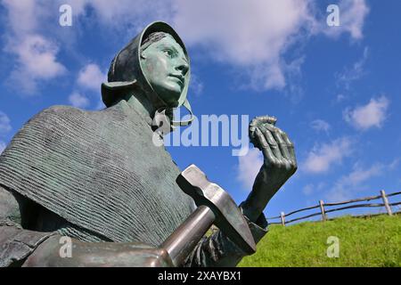 Devon, Großbritannien. Juni 2024. Mary Anning Rocks Statue wird als Touristenattraktion in Lyme Regis East Devon gesehen. Pionierarbeit für den Fossilienjäger des 19. Jahrhunderts. Bildnachweis: Robert Timoney/Alamy Live News Stockfoto