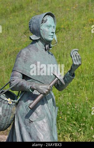 Devon, Großbritannien. Juni 2024. Mary Anning Rocks Statue wird als Touristenattraktion in Lyme Regis East Devon gesehen. Pionierarbeit für den Fossilienjäger des 19. Jahrhunderts. Bildnachweis: Robert Timoney/Alamy Live News Stockfoto