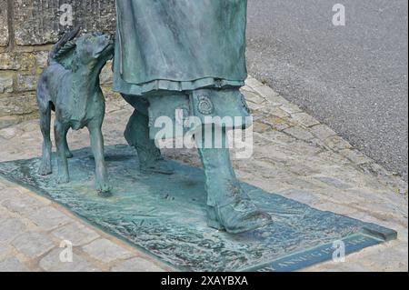 Devon, Großbritannien. Juni 2024. Mary Anning Rocks Statue wird als Touristenattraktion in Lyme Regis East Devon gesehen. Pionierarbeit für den Fossilienjäger des 19. Jahrhunderts. Bildnachweis: Robert Timoney/Alamy Live News Stockfoto