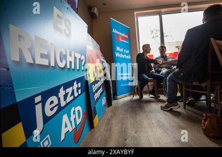 9. Juni 2024, Baden-Württemberg, Göppingen: "Genug ist genug? Nun: AFD' steht auf einem Plakat, das bei der Europawahlen des AfD-Bezirksverbandes in Göppingen aufgestellt wurde. Die Europawahlen begannen am 6. Juni und die Wahlen in Deutschland fanden am 9. Juni statt. Foto: Christoph Schmidt/dpa Stockfoto