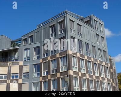 Modernes mehrstöckiges Gebäude mit zahlreichen Fenstern unter klarem blauem Himmel, Doesburg, Niederlande Stockfoto