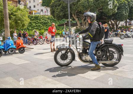 Mann, der mit einem BSA A7 500 ccm unterwegs ist, auf einem jährlichen Classic Motorrad Meeting in Mijas, Andalusien, Spanien. Stockfoto