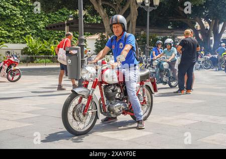 Der klassische Moto Ducati 200TS wird jährlich bei einem Classic Motorrad Meeting in Mijas, Andalusien, Spanien, ausgestellt. Stockfoto