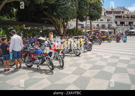 Reihe klassischer Motorräder auf einer jährlichen Veranstaltung für klassische Motorräder in Mijas, Andalusien, Spanien. Stockfoto