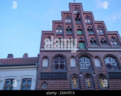 Ein historisches Backsteingebäude mit aufwendig verzierter Fassade und vielen Fenstern vor blauem Himmel, Lüneburg, Niedersachsen, Deutschland Stockfoto