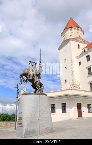 Schloss Bratislava, Slowakei, 23-05-24. Bronzestatue des Königs Svatopluk vor der Burg von Bratislava (9.-18. Jahrhundert), das war Stockfoto