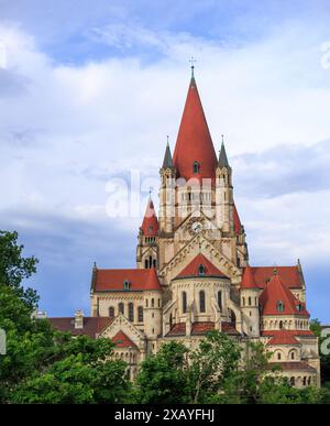 Wien, Österreich, 24.05.24. Die St. Francis of Assisi Church, auch bekannt als Kaiser's Jubilee Church, ist eine katholische Kirche im Stil einer Basilika Stockfoto