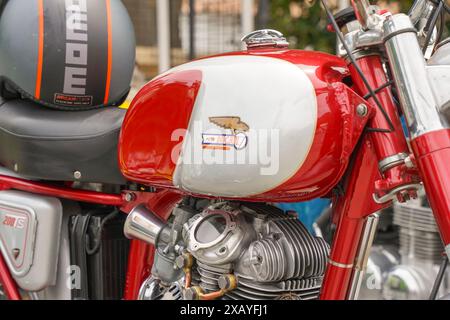 Der klassische Moto Ducati 200TS wird jährlich bei einem Classic Motorrad Meeting in Mijas, Andalusien, Spanien, ausgestellt. Stockfoto