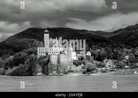 Schloss Schönbühel ist eine Burg im niederösterreichischen Schönbühel-Aggsbach am rechten Donauufer. Stockfoto