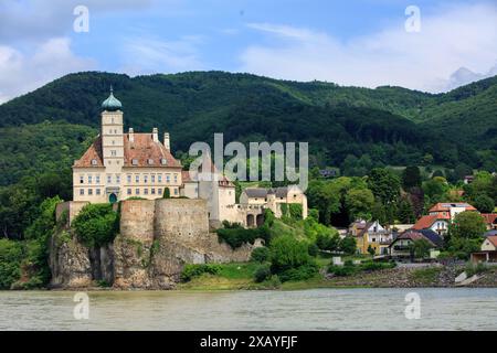 Schloss Schönbühel ist eine Burg im niederösterreichischen Schönbühel-Aggsbach am rechten Donauufer. Stockfoto
