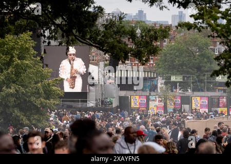 Bühnenunterhaltung und Menschenmassen bei der 50. Ausgabe der Lambeth Show im Brockwell Park in Herne Hill, am 9. Juni 2024 in London, England. Zuvor wurden bei einer Fahrt auf dem Festgelände, bei der laut Lambeth und Met Police 4 Personen verletzt wurden, die alle in ein nahegelegenes Traumazentrum gebracht wurden. Stockfoto