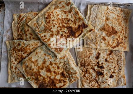 Traditionelle türkische Pfannkuchen, gebacken auf einem Tablett. Stockfoto