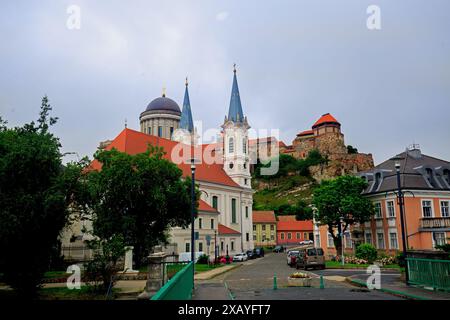 Hügelige Straße, die zur Basilika auf dem Hügel in Esztergom führt. Eine hübsche Stadt, die bei Touristen und Wanderern beliebt ist, die die Gegend besuchen Stockfoto