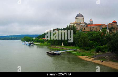Die hübsche Stadt am Fluss Ezstergom liegt an der Donau, mit einem Flussschiff, das auf Passagiere wartet. Es gibt Morgennebel in der Ba Stockfoto
