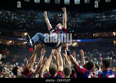 Köln, Deutschland. Juni 2024. Handball: Champions League, Aalborg HB - FC Barcelona, Endrunde, Finalrunde, Finalfinale, Finale, Lanxess Arena. Barcelona-Trainer Antonio Carlos Ortega Perez (oben) wird nach dem Spiel von seinen Spielern in die Luft geworfen. Quelle: Marius Becker/dpa/Alamy Live News Stockfoto