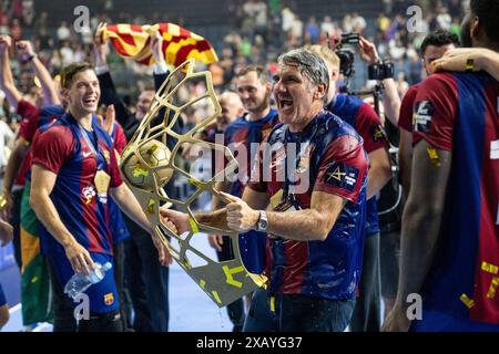 Köln, Deutschland. Juni 2024. Handball: Champions League, Aalborg HB - FC Barcelona, Endrunde, Finale vier, Finale, Lanxess Arena. Barcelona-Trainer Antonio Carlos Ortega Perez feiert mit der Trophäe. Quelle: Marius Becker/dpa/Alamy Live News Stockfoto