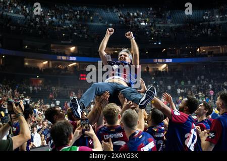 Köln, Deutschland. Juni 2024. Handball: Champions League, Aalborg HB - FC Barcelona, Endrunde, Finalrunde, Finalfinale, Finale, Lanxess Arena. Barcelona-Trainer Antonio Carlos Ortega Perez (oben) wird nach dem Spiel von seinen Spielern in die Luft geworfen. Quelle: Marius Becker/dpa/Alamy Live News Stockfoto