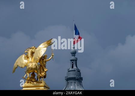 Säule mit der Figurengruppe Fama of Agriculture auf der Brücke Pont Alexandre III über die seine, dahinter die Kuppel des Grand Palais mit dem Stockfoto