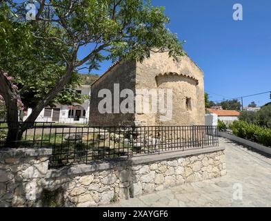 Außenansicht von hinten mit kleiner Apsis der historischen kleinen einschiffigen Kirche Panagia Throniotissa Naos Panagia der Dormition der Jungfrau Maria von Stockfoto