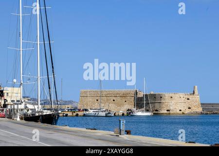 Blick von der modernen Kaimauer auf die Festung, die im Mittelalter 16. Jahrhundert von der Republik Venedig erbaut wurde, alter Name Castello Rocca al Mare, heute Koules Stockfoto