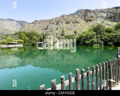 Blick auf den künstlichen See, der 1987 am Rande des Psiloritis-Gebirges angelegt wurde und von der Votomos-Quelle Votomos-See Votomos-Zaros-See gespeist wird Stockfoto