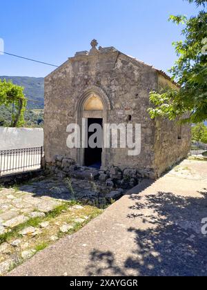 Historische kleine einschiffige Kirche von Panagia Throniotissa Naos Panagia nicht der Dormition der Jungfrau Maria der Himmelfahrt in Thronos erbaut Stockfoto