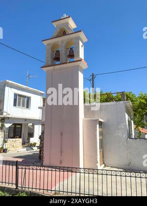 Separater neuer Glockenturm neben der historischen Kirche Panagia Throniotissa Naos Panagia der Dormition der Jungfrau Maria der Himmelfahrt in Stockfoto