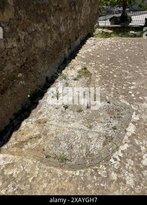 Aus der Antike erhaltene Teile des Bodenmosaiks der Vorgängerkirche Basilika von Sybrita, heute auf der Außenseite der historischen Kirche von Panagia Throniotissa Stockfoto