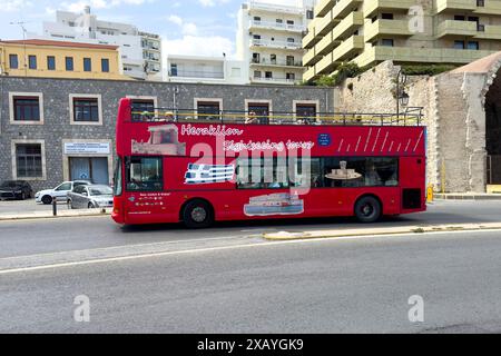 Roter Doppeldeckerbus mit Freiluftsitzen für Stadtrundfahrt Sightseeing Tour Sightseeing Tour durch Heraklion Iraklion, Heraklion, Kreta Stockfoto